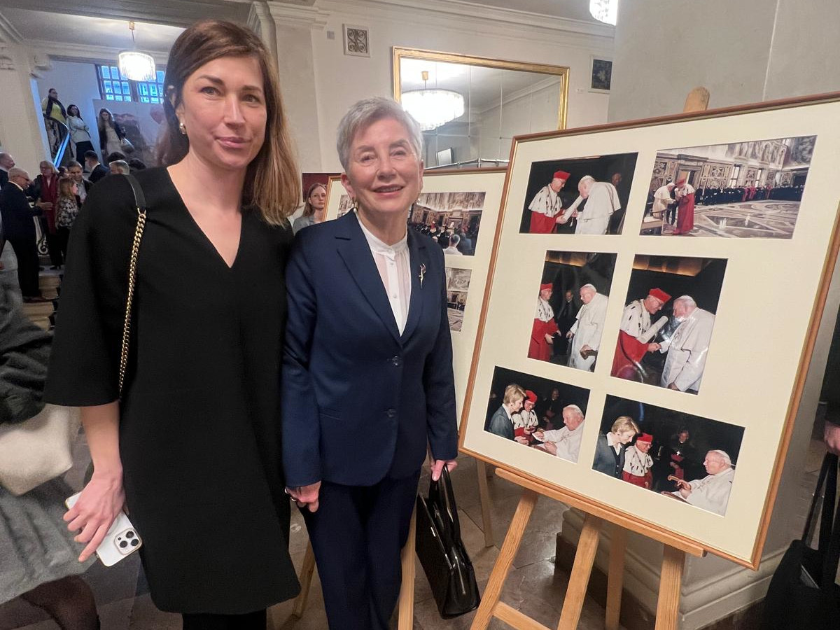 Wystawa fotografii papieskiej autorstwa Artura Mariego oraz zdjęć z wręczenia doktoratu honoris causa Janowi Pawłowi II przez Uniwersytet im. Adama Mickiewicza w Poznaniu.