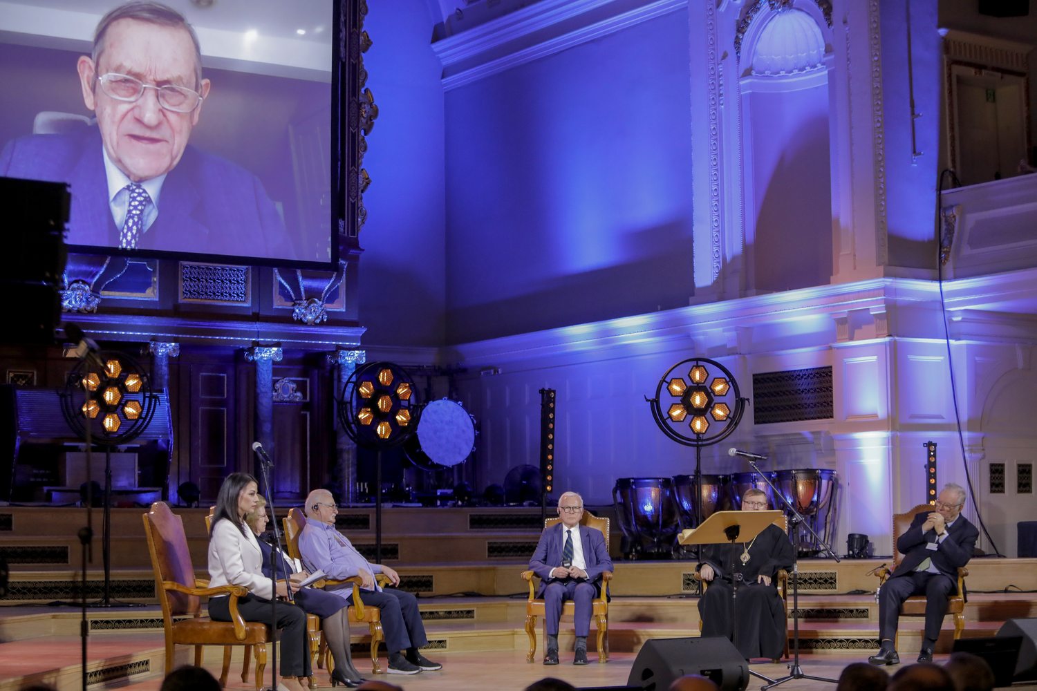 “Jan Paweł II - mosty idei współczesnego świata”